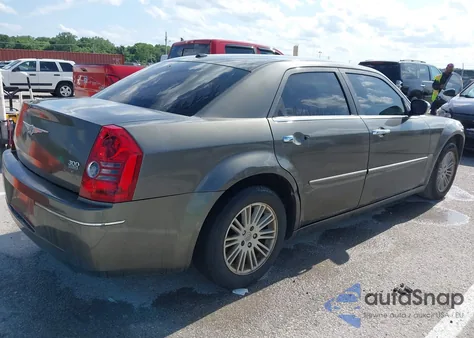 2010 Chrysler 300 Touring/Signature Series/Executive Series z USA, uszkodzony, nr VIN 2C3CA5CV9AH220981